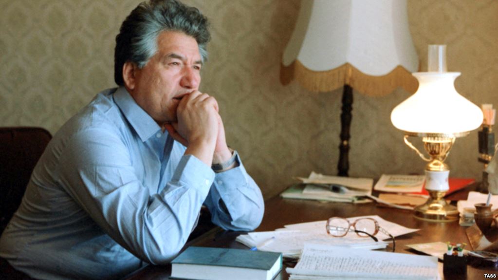 Жазуучулар Союзу Айтматов тууралуу талкуулар боюнча билдирүү таратты