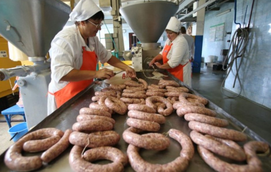 Таласта колбаса цехи жергиликтүүлөргө жумуш орундарын түзүүдө