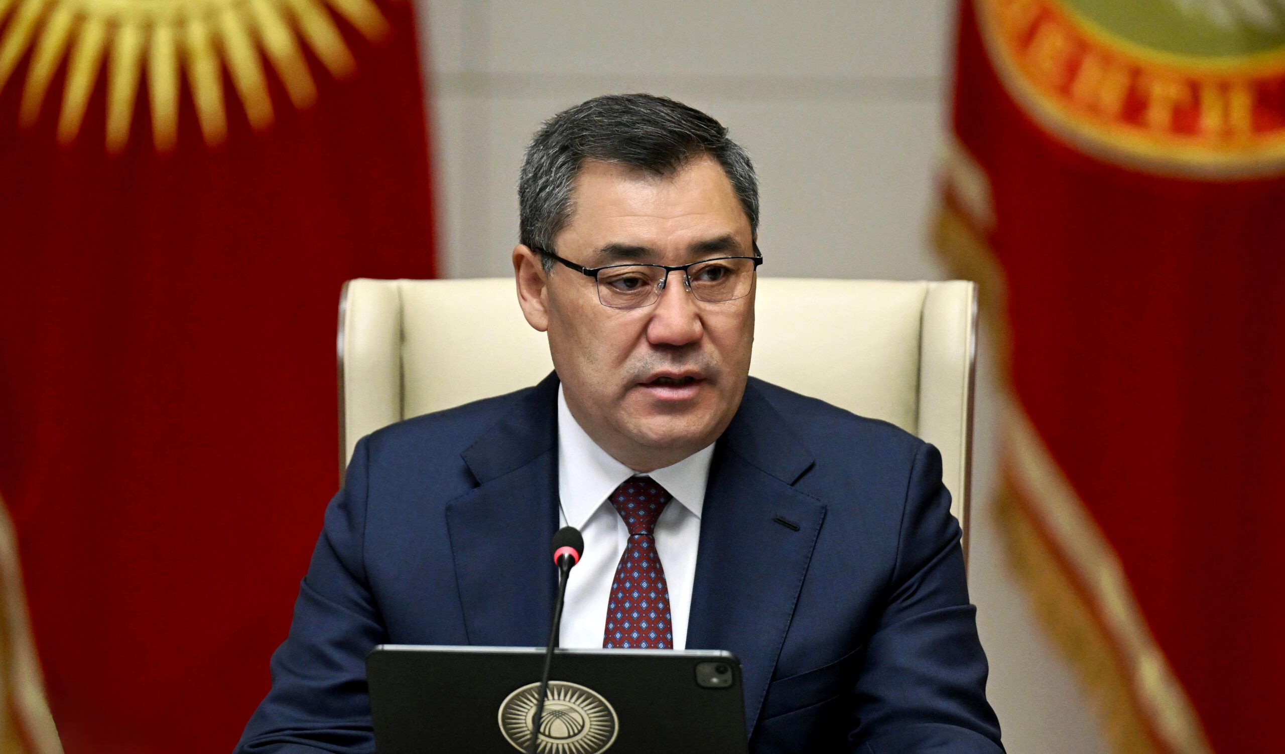 Президент айдоочулук күбөлүктөрдү убактылуу акысыз алмаштыруу жөнүндө жарлык чыгарды