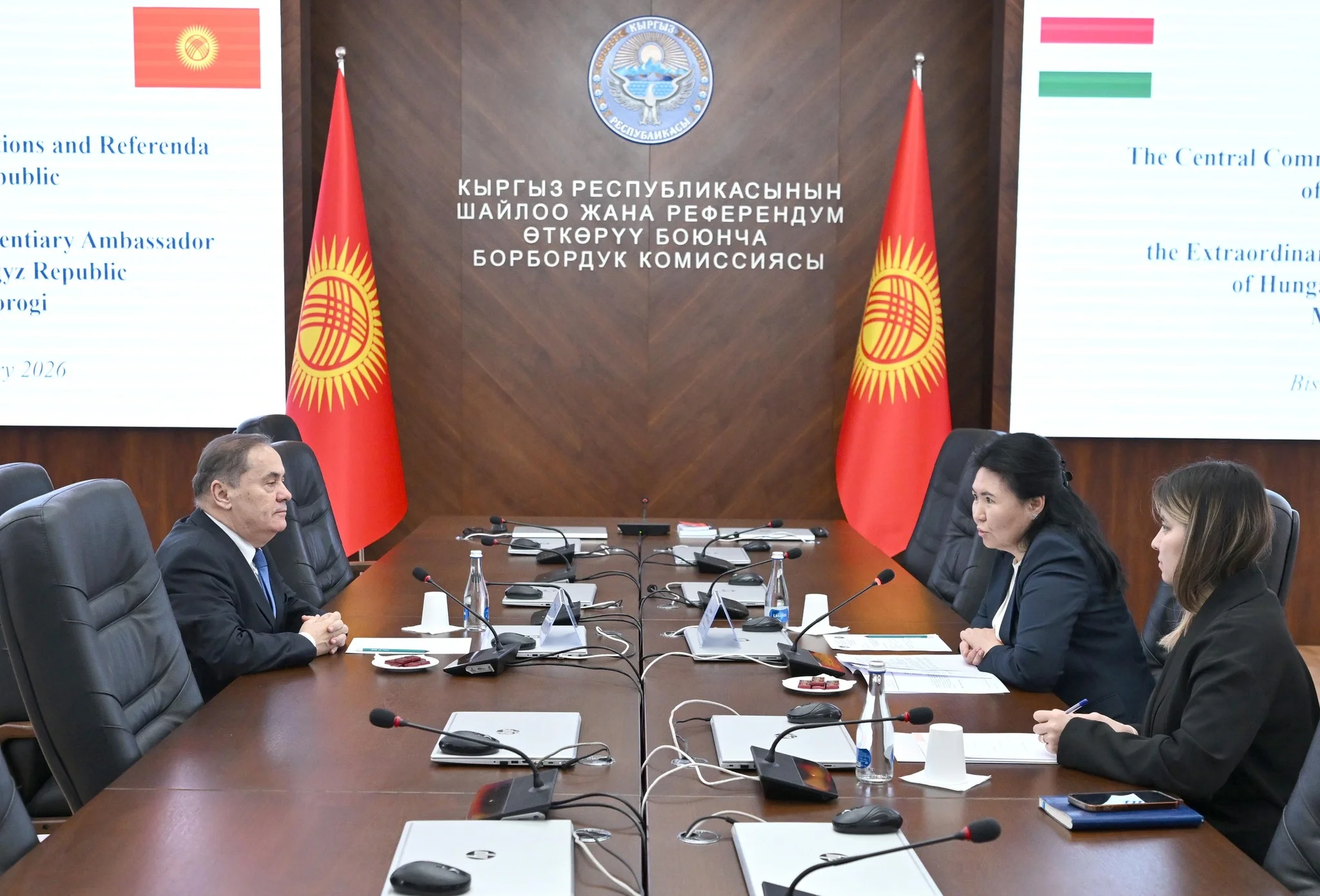 Венгрия Кыргызстандын шайлоодогу санариптик технологияларына кызыктар