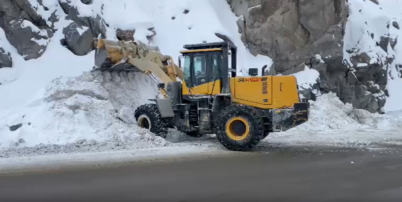 Жолдор күнү-түнү тазаланып, кум-туз аралашмасы себилүүдө