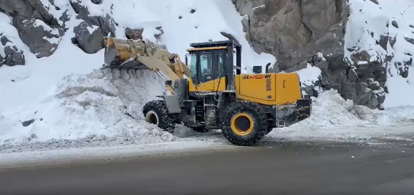 Жолдор күнү-түнү тазаланып, кум-туз аралашмасы себилүүдө