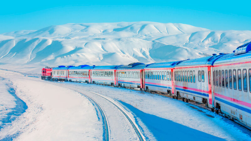 Туристтик чыгыш экспресси менен жомоктогудай кышкы саякат