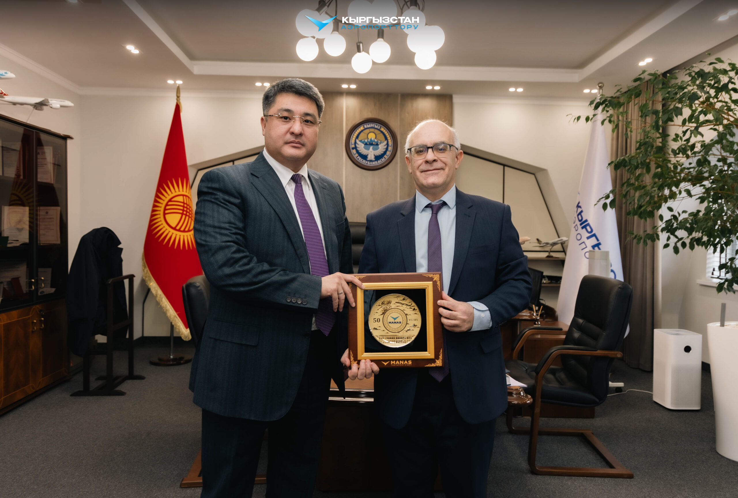 Кыргызстан менен Франция түз авиакаттам ачуу мүмкүнчүлүгүн талкуулашты