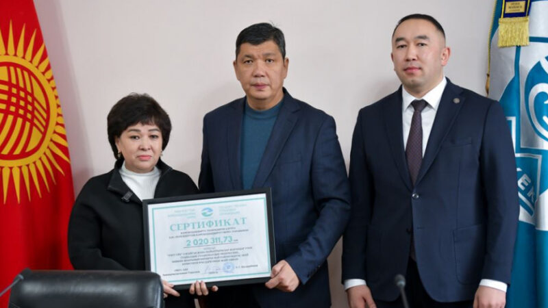 «Үмүт үйү» карылар үйүнө 2 млн сомдон ашык камсыздандыруу сертификаты тапшырылды