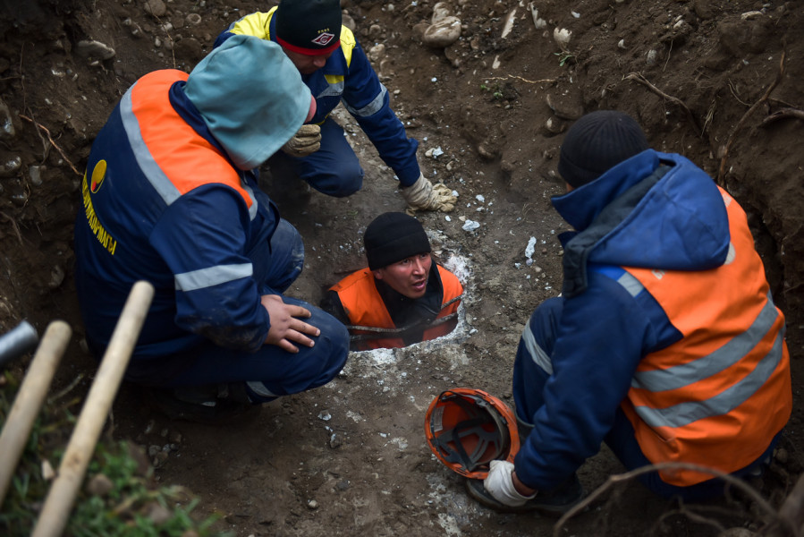 7-Апрель көчөсүндө жылуулук түтүгүндөгү авария жоюлууда