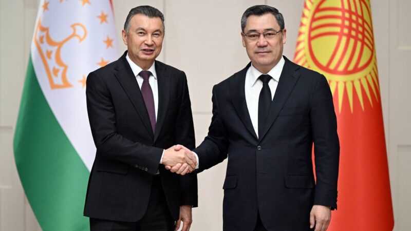 Садыр Жапаров Тажикстандын Премьер-министри Кохир Расулзоданы кабыл алды