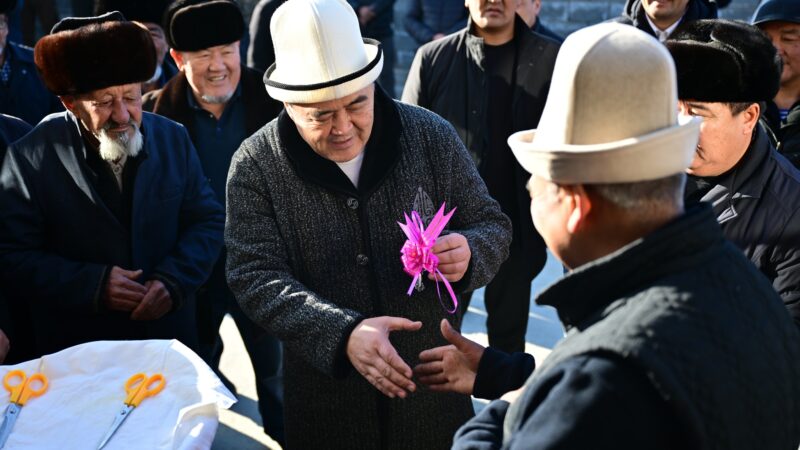 Камчыбек Ташиев Барпы айылынын молдосуна үй куруп берди