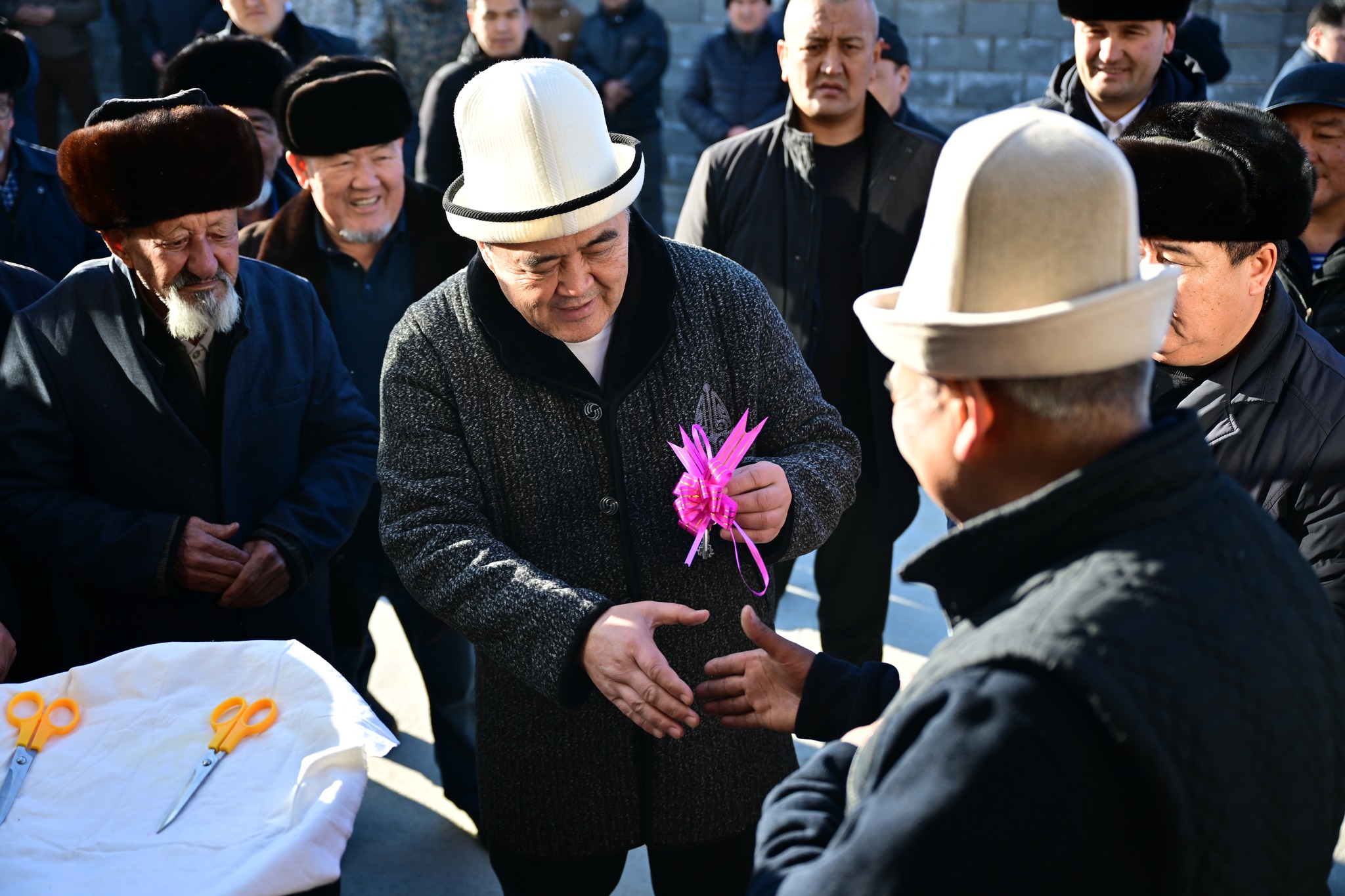 Камчыбек Ташиев Барпы айылынын молдосуна үй куруп берди