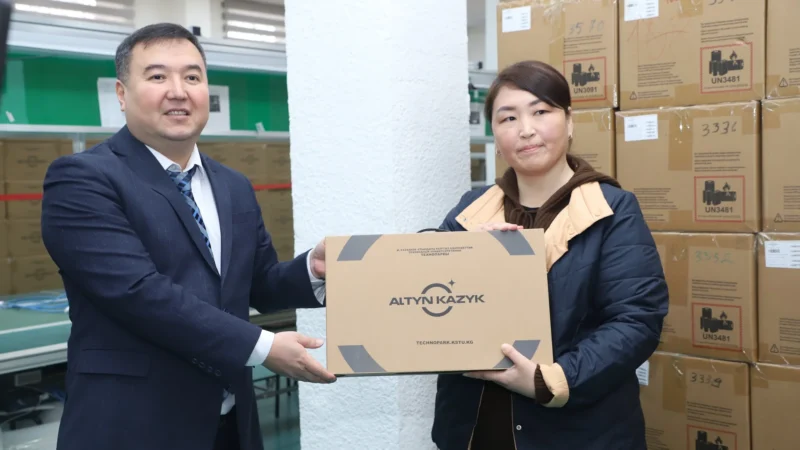 Мугалимдер үчүн 20 миң 286 даана “Алтын Казык” ноутбуктары тапшырылды