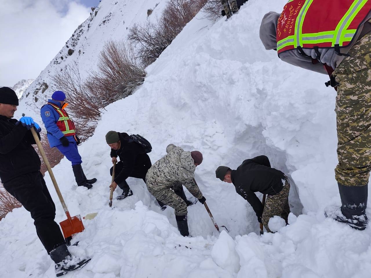 Куткаруучулар кар астында калган чабанды издөөнү улантууда