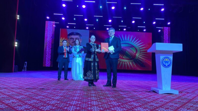 Мамлекеттик катчы: Кыргыз аялдары – улуттун уңгусу, үй-бүлөнүн жүрөгү, коомдун күчү