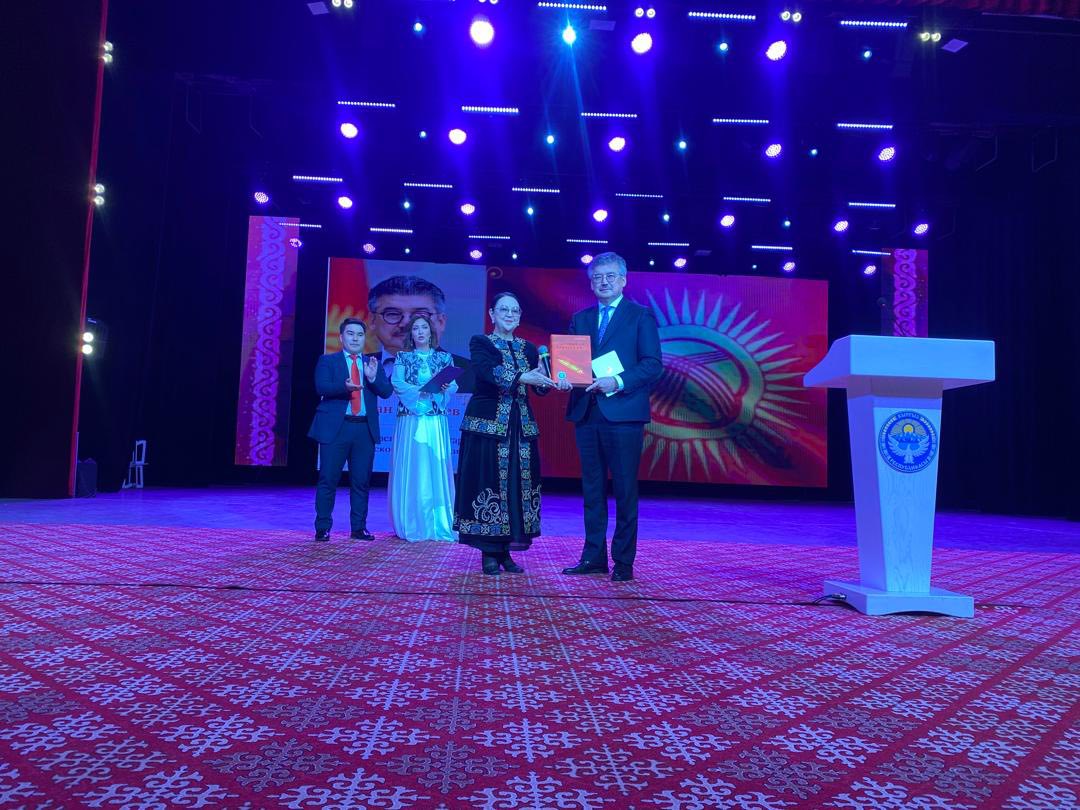 Мамлекеттик катчы: Кыргыз аялдары – улуттун уңгусу, үй-бүлөнүн жүрөгү, коомдун күчү