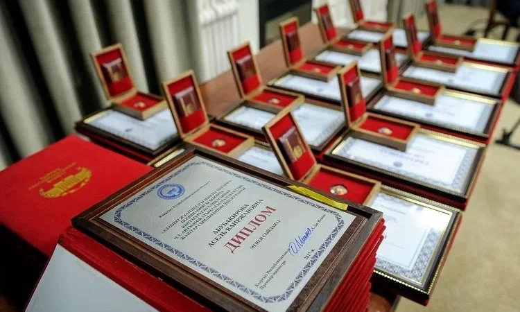 Чыңгыз Айтматов атындагы жаштар сыйлыгы 3 жылда бир 11 наам боюнча берилет