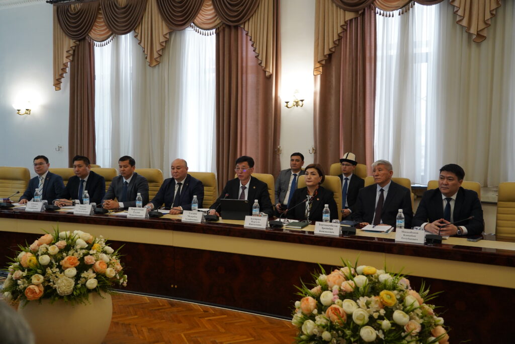 Жогорку сот менен өлкөнүн алдыңкы 10дон ашык жогорку окуу жайлары кызматташуу боюнча келишимдерге кол коюшту