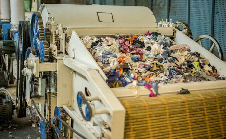 Эми тигүү цехтериндеги кездемелердин калдыктары кайра иштетилет