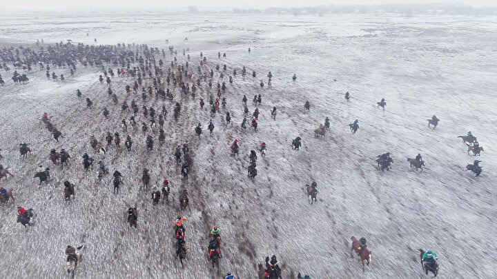 Өзгөндө аламан улак маалында 27 жаштагы улан аты менен сууга түшүп, каза болду