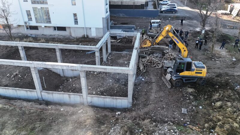 Ататүрк сейил багындагы мыйзамсыз курулуш объектиси буздурулду