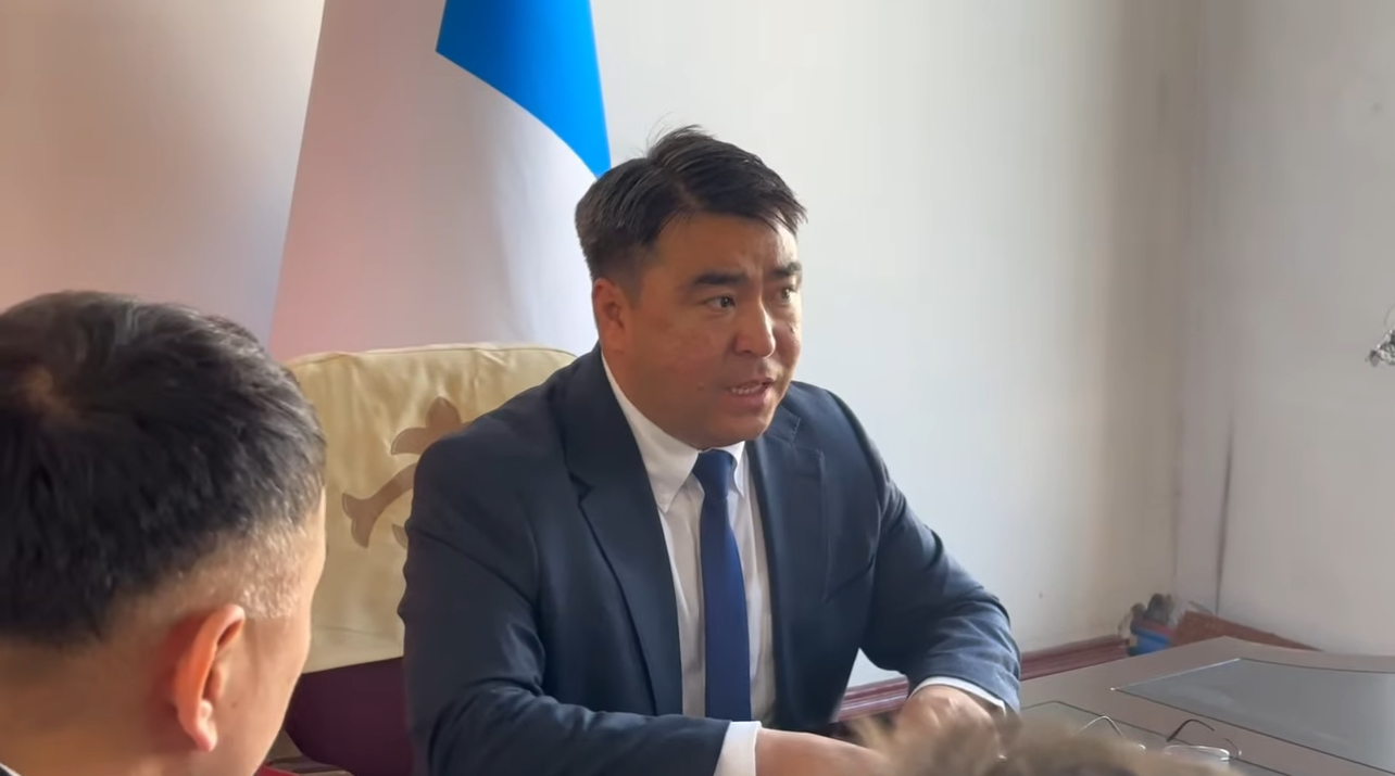 Жанар Акаев Ош шаарынын мэриясынын кызматкерлери менен жыйын өткөрдү