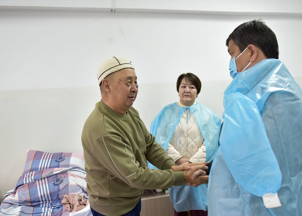 Мэр Жунушалиев менен Билим министри №83 мектепте жаракат алган мугалимден кабар алышты