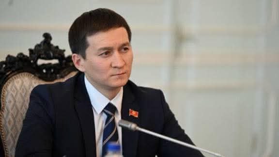Чыңгыз Ажибаев өз ыктыяры менен депутаттык мандатын тапшырды