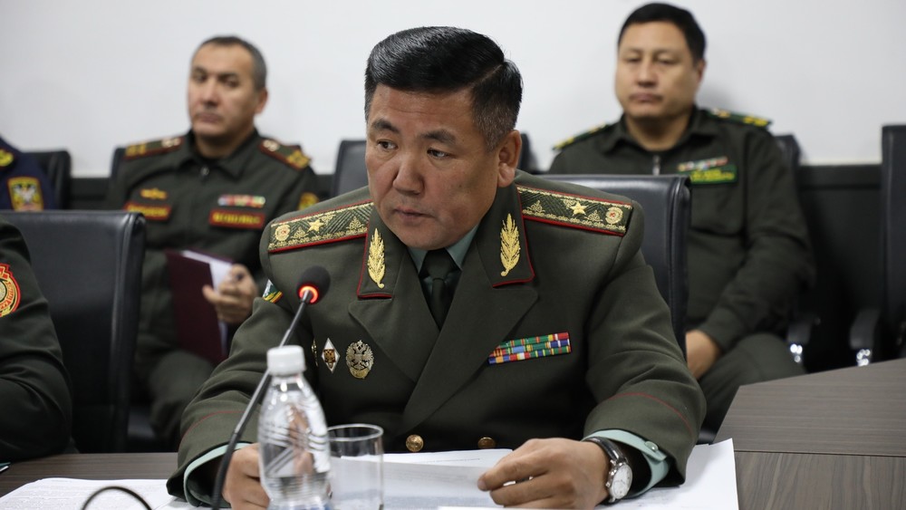 Алимбаев Баткендеги чек ара зымдарын кесип кетип жатышканын айтты