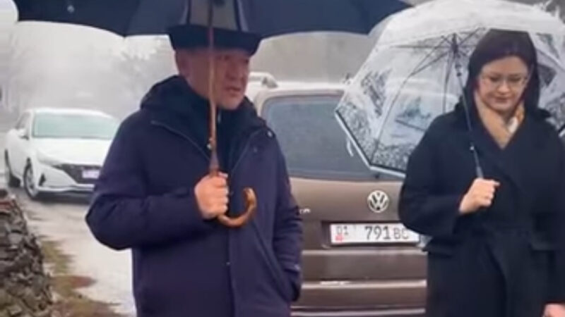 Бишкекте жаран өзүнүн көрүстөнүнө кам көрүп, эстелик тургузганы белгилүү болду