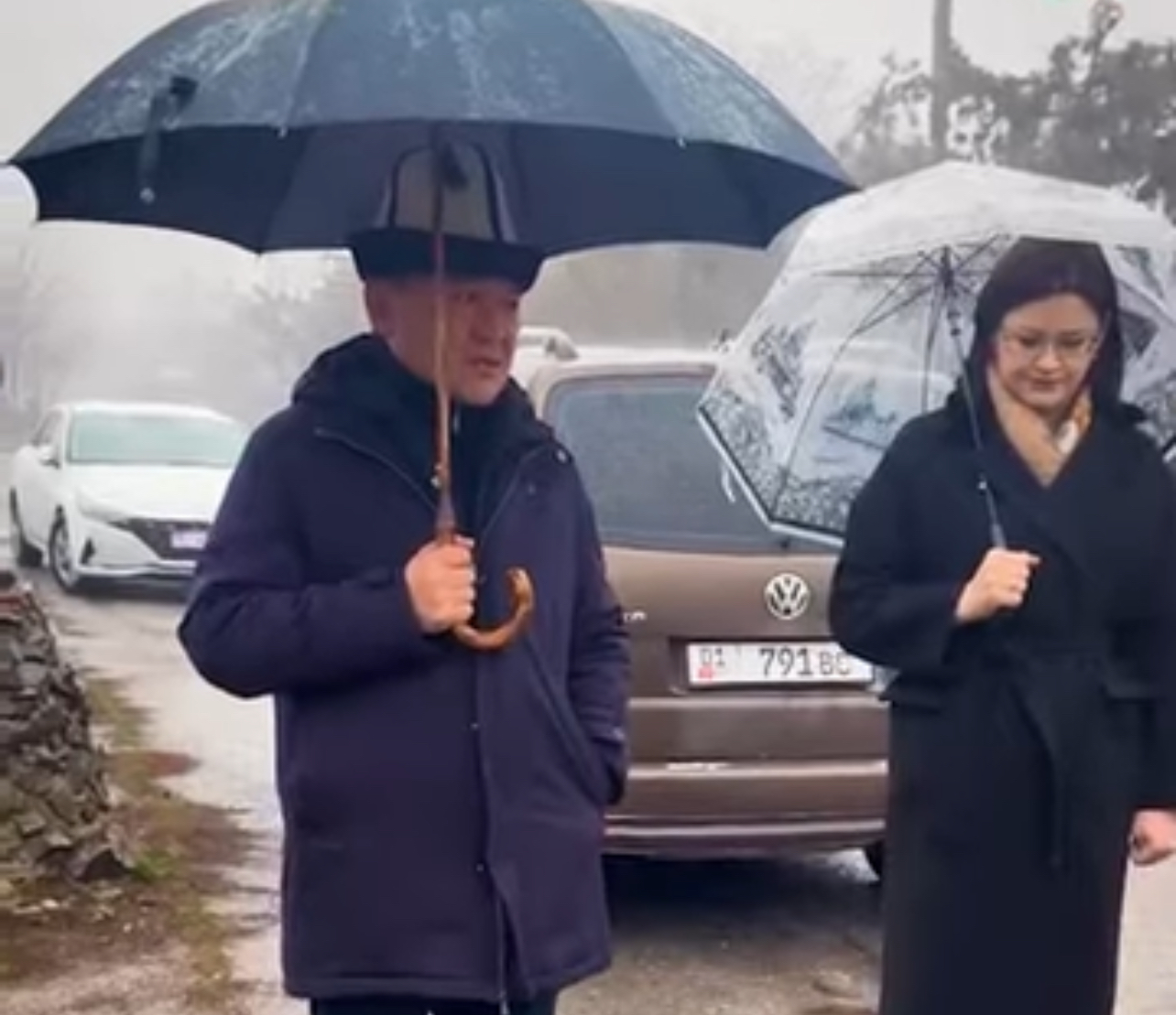 Бишкекте жаран өзүнүн көрүстөнүнө кам көрүп, эстелик тургузганы белгилүү болду