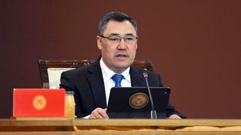 Жапаров аким, айыл өкмөттөргө: Кабинетиңерде бекинип албай эл аралап иштегиле!