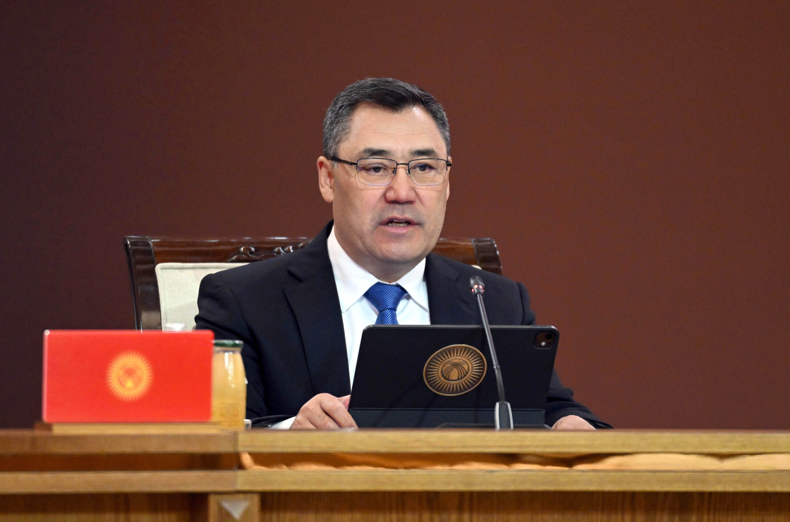 Жапаров аким, айыл өкмөттөргө: Кабинетиңерде бекинип албай эл аралап иштегиле!