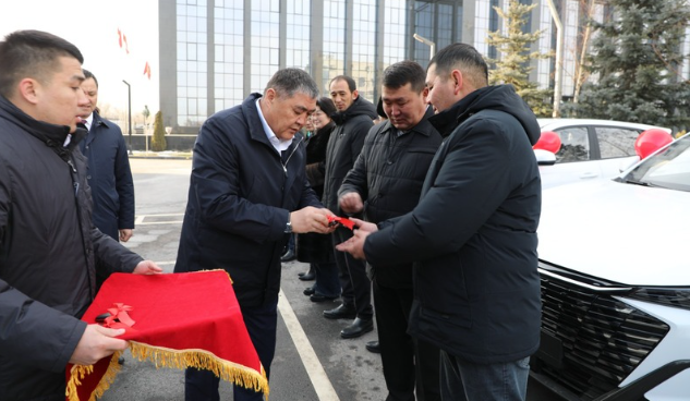 Ташиев Нарын облустук медициналык мекемелеринин жетекчилерине 20 автоунаа тапшырды 