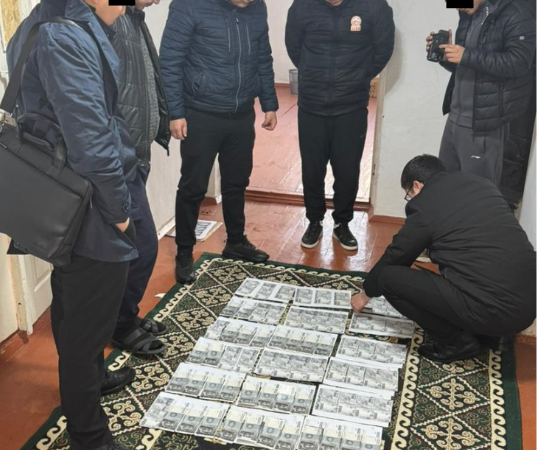 Таласта райондук прокурордун орун басары пара менен кармалды