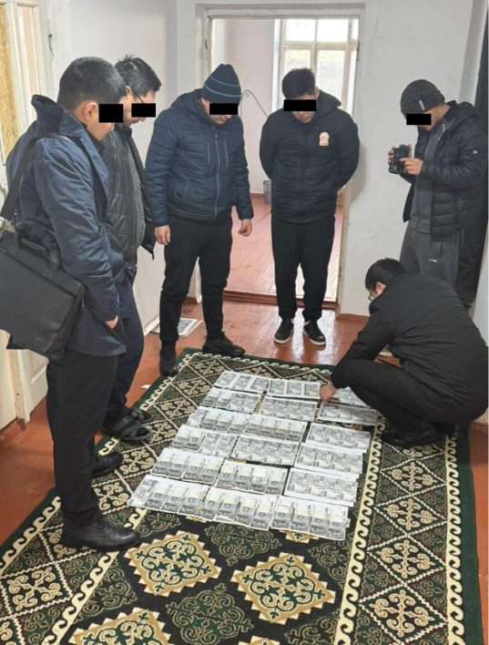 Таласта райондук прокурордун орун басары пара менен кармалды