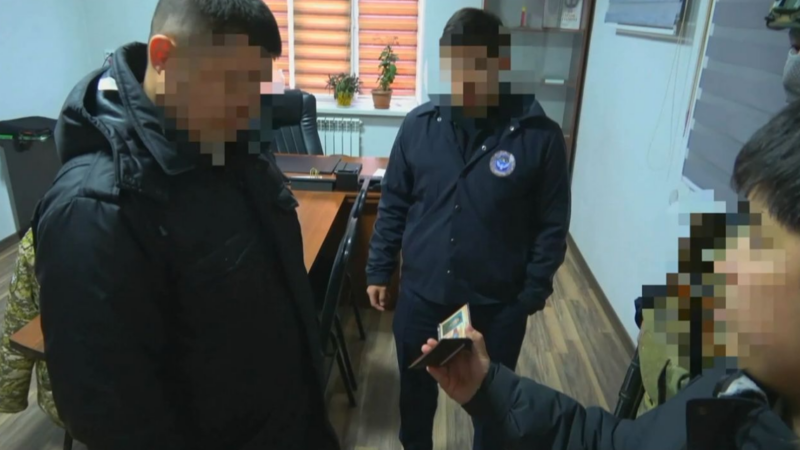 “Достук” көзөмөл өткөрүү пунктунун башчысы коррупцияга шектелип кармалды