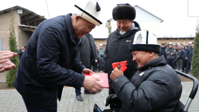 Ташиев жол кырсыгынан жабыркаган Азат Жусуевдин жер тамын бүтүрүп берди