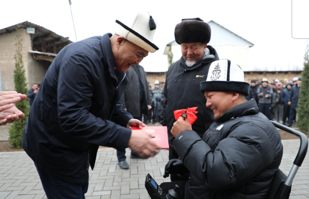 Ташиев жол кырсыгынан жабыркаган Азат Жусуевдин жер тамын бүтүрүп берди