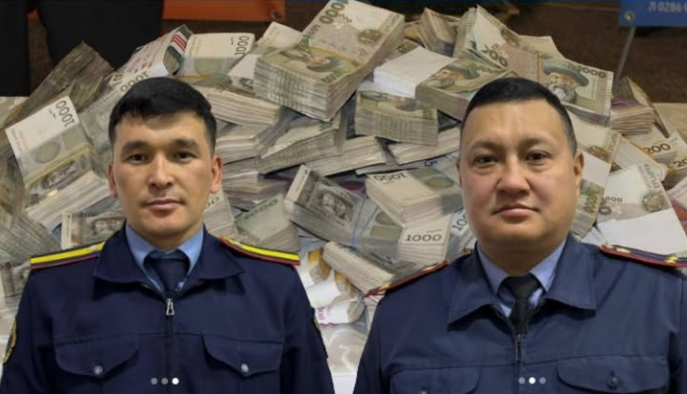 Жоголгон 1 миллион сом… Милиция кызматкерлери баштыкты ээсине кайтарды