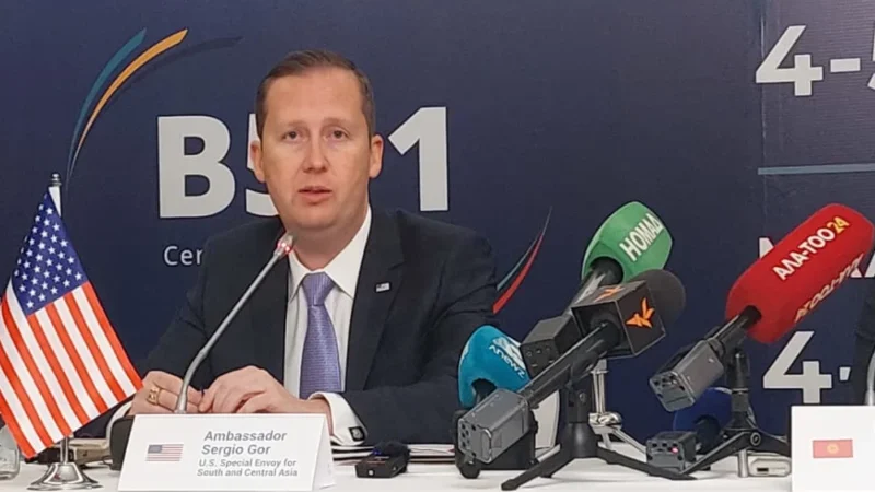 АКШнын атайын өкүлү кыргызстандыктарга визанын катаалдашынын себебин айтты