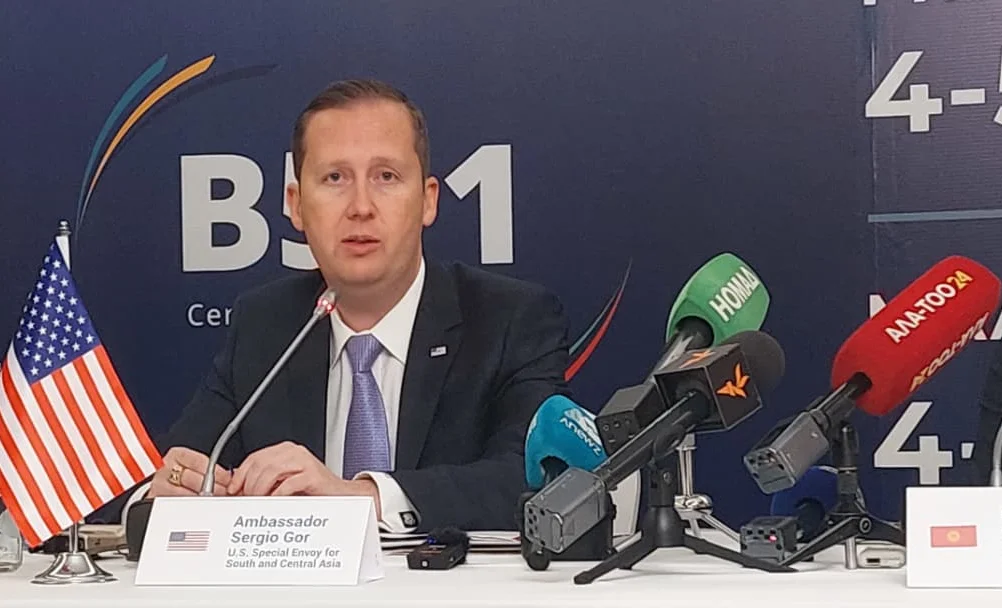 АКШнын атайын өкүлү кыргызстандыктарга визанын катаалдашынын себебин айтты