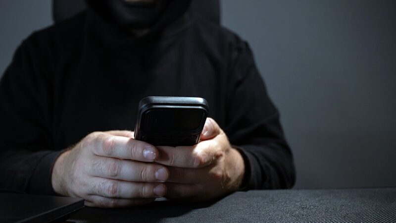 Бишкекте аял батирин сатып, шылуундарга 22 млн. сом которуп берген