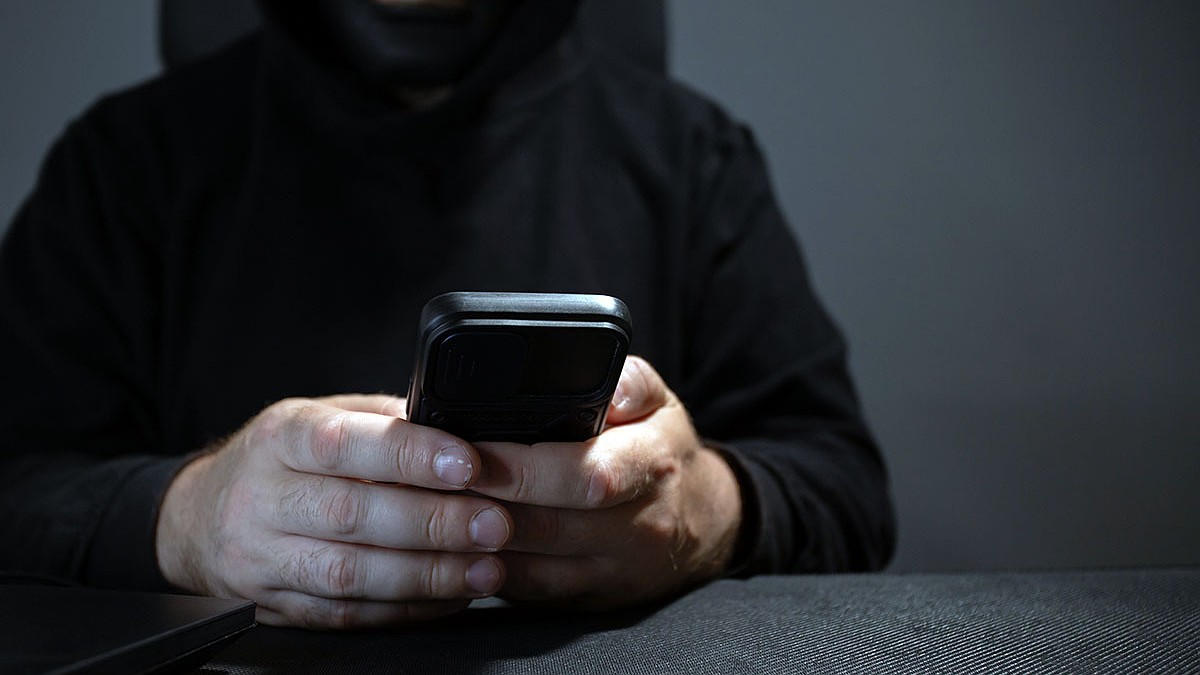 Бишкекте аял батирин сатып, шылуундарга 22 млн. сом которуп берген