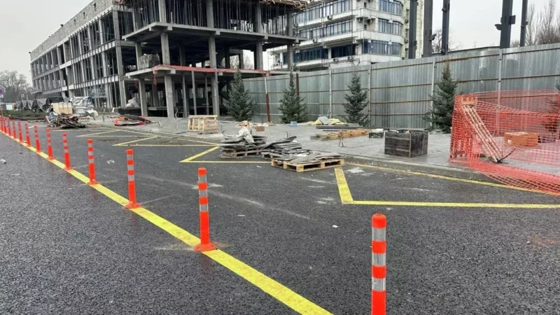 ЦУМдун жанында салынып жаткан «коробка» кайра бузулмай болду