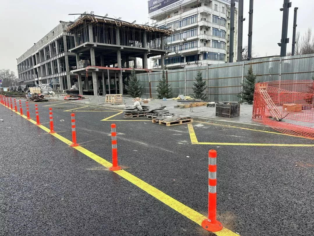 ЦУМдун жанында салынып жаткан «коробка» кайра бузулмай болду