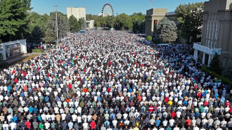 Бишкекте Орозо айт намазы окулду