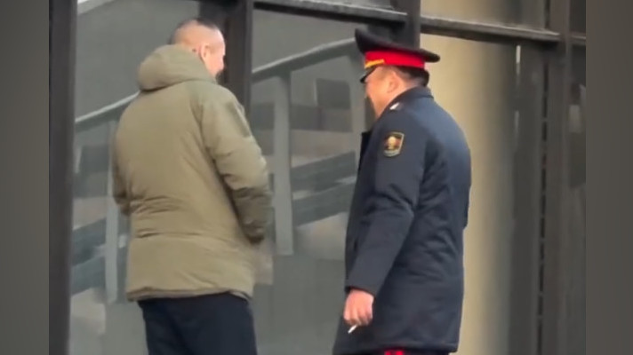 Коомдук жайда тамеки чеккен министрге айып пул салынды (ВИДЕО)