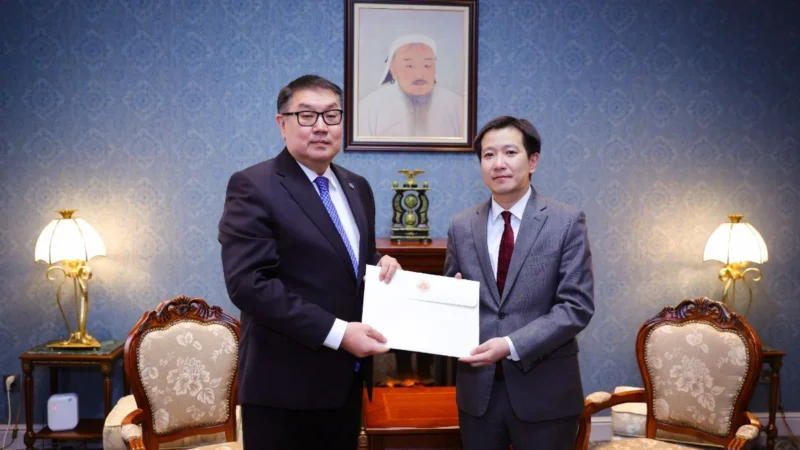 Кыргыз-монгол кызматташтыгы: Элчи ишеним грамотасын көчүрмөсүн тапшырды