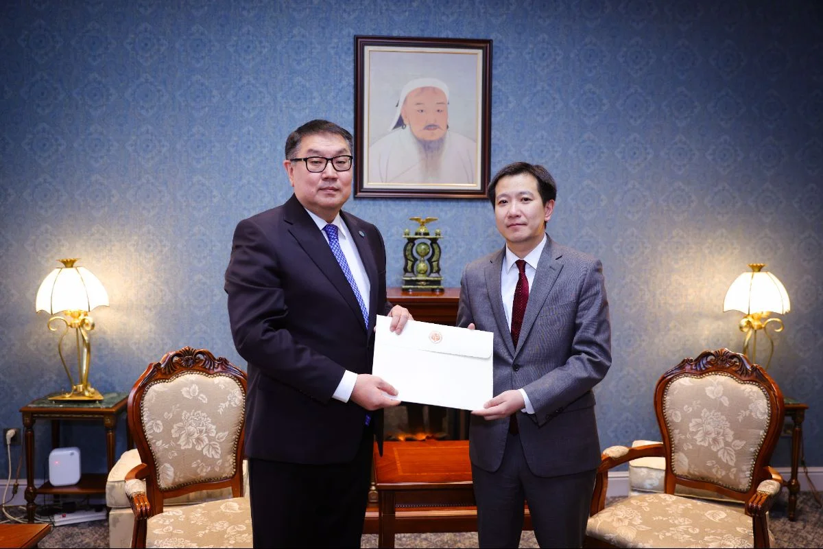 Кыргыз-монгол кызматташтыгы: Элчи ишеним грамотасын көчүрмөсүн тапшырды