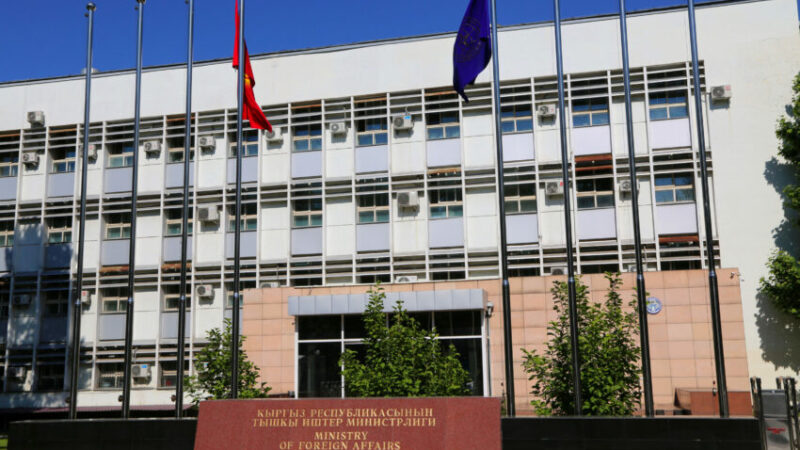 Жакынкы Чыгыштагы кырдаал: ТИМ элчиликтердин байланыш телефондорун жарыялады