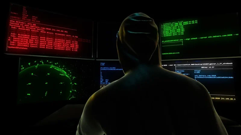 Банк картаңызды башкага бербеңиз. ИИМ алдамчылыктын жаңы ыкмасы тууралуу маалымдайт