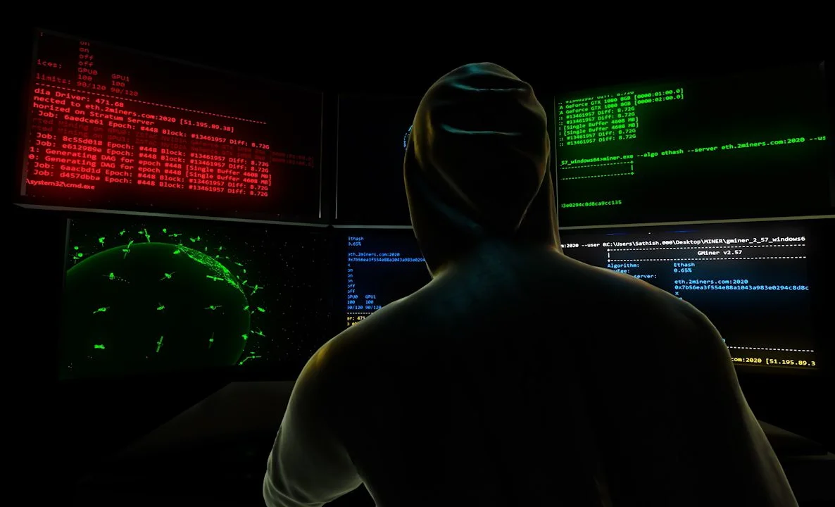 Банк картаңызды башкага бербеңиз. ИИМ алдамчылыктын жаңы ыкмасы тууралуу маалымдайт